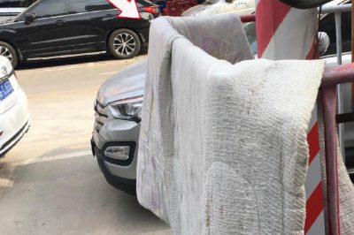 變壓器圍欄曬被？小心觸電！