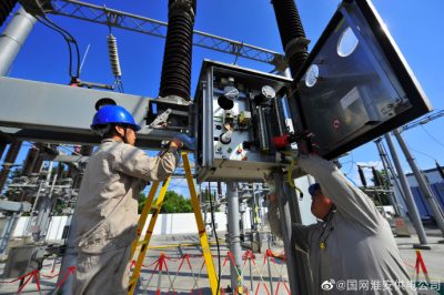 在110千伏新民變開(kāi)展站內(nèi)檢修工作