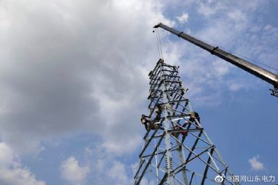 開展上林110千伏線路工程A2號、A6號、B7號鐵塔組立