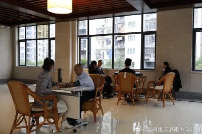 國(guó)網(wǎng)重慶綦南供電公司為公司職工開展健康咨詢活動(dòng)。 ????