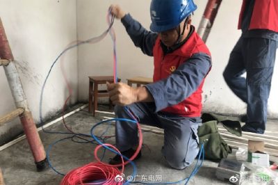 免費(fèi)為貧困戶裝電表、鋪設(shè)安全的室內(nèi)電線