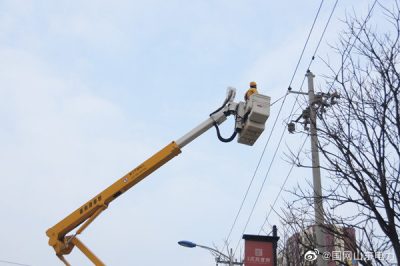 在10千伏彩印廠線華明分支19號桿進(jìn)行帶電更換發(fā)熱線夾