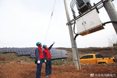 上門巡視檢查光伏發(fā)電線路、設(shè)備的運行情況