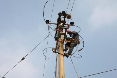 為10千伏李邢5328線更換電桿、金具