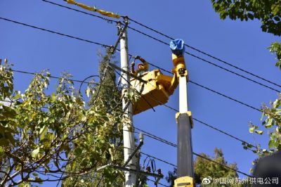 在淀山湖10千伏永南線4號(hào)桿開(kāi)展搭接分支引線工作