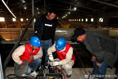 宣傳安全用電知識(shí)，現(xiàn)場(chǎng)講解漏電保護(hù)器、插座等常識(shí)