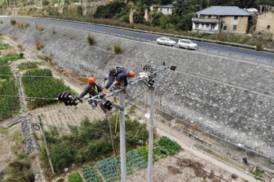 對(duì)巖泉街道薄岸村的高壓線路、設(shè)備進(jìn)行缺陷查找
