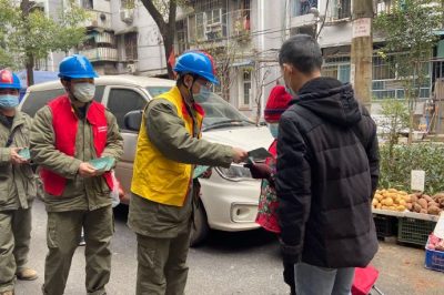 為社區(qū)孤寡老人普及用電安全知識(shí)、檢查用電安全