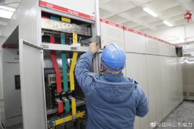 在某新建小區(qū)配套工程配電室進(jìn)行電表箱、電表的安裝工作