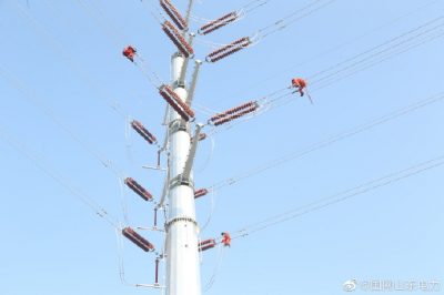 對新建線路進(jìn)行防震錘、間隔棒的安裝作業(yè)