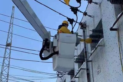 開展上夼線、曹家線、宋家線三條10千伏出線的帶電卡、接火工作