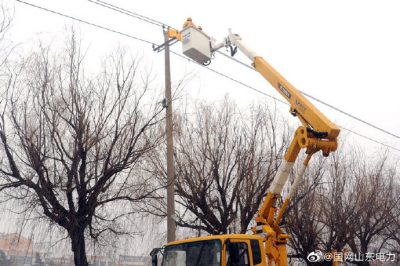 在10千伏工業(yè)線(xiàn)7號(hào)桿處實(shí)施帶電作業(yè)修復(fù)破損導(dǎo)線(xiàn)