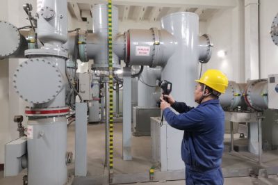 在110千伏大征站為電力設(shè)備“體檢測(cè)溫”