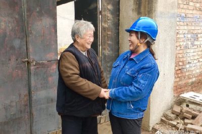 一邊幫助檢查室內(nèi)用電線(xiàn)路，消除用電隱患