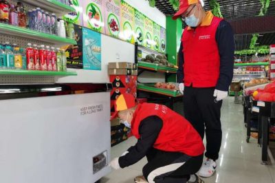在轄區(qū)超市、門(mén)店進(jìn)行安全用電檢查