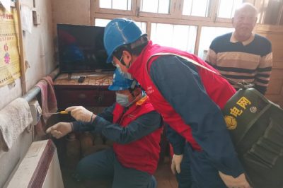 到轄區(qū)于屯村為“煤改電”用戶(hù)排查家中用電隱患