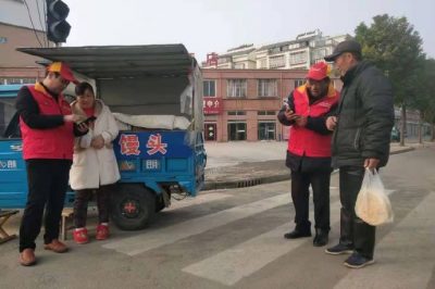 深入到街道各攤點(diǎn)、超市等處指導(dǎo)客戶登錄“網(wǎng)上國網(wǎng)”交納電費(fèi)