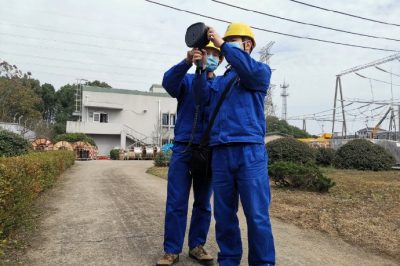 手持工業(yè)波成像儀對(duì)變電站內(nèi)各類帶電設(shè)備進(jìn)行超聲波檢測