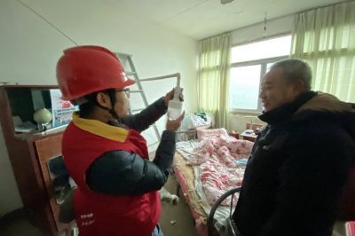 為山區(qū)孤寡老人、低保戶檢查家中用電線路，并現(xiàn)場講解安全用電知識