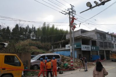 開展10千伏墩頭線電力聯(lián)絡(luò)線的立桿、放線和智能開關(guān)搭接施工