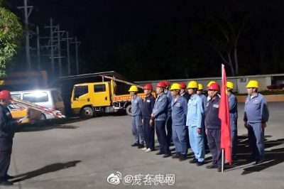 對供電區(qū)域的線路設(shè)備進行夜巡工作，消除設(shè)備隱患