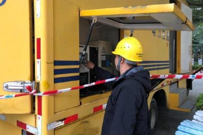 廣東陽江海陵島供電局為馬拉松?！半姟弊o(hù)航