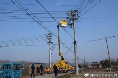 開展雄州變，龍池變，程橋變和長(zhǎng)城變開展帶電安裝護(hù)套工作