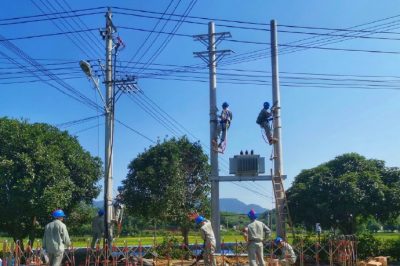 國網通山縣供電公司完成實驗中學畈泥分校新建臺區(qū)送電工作